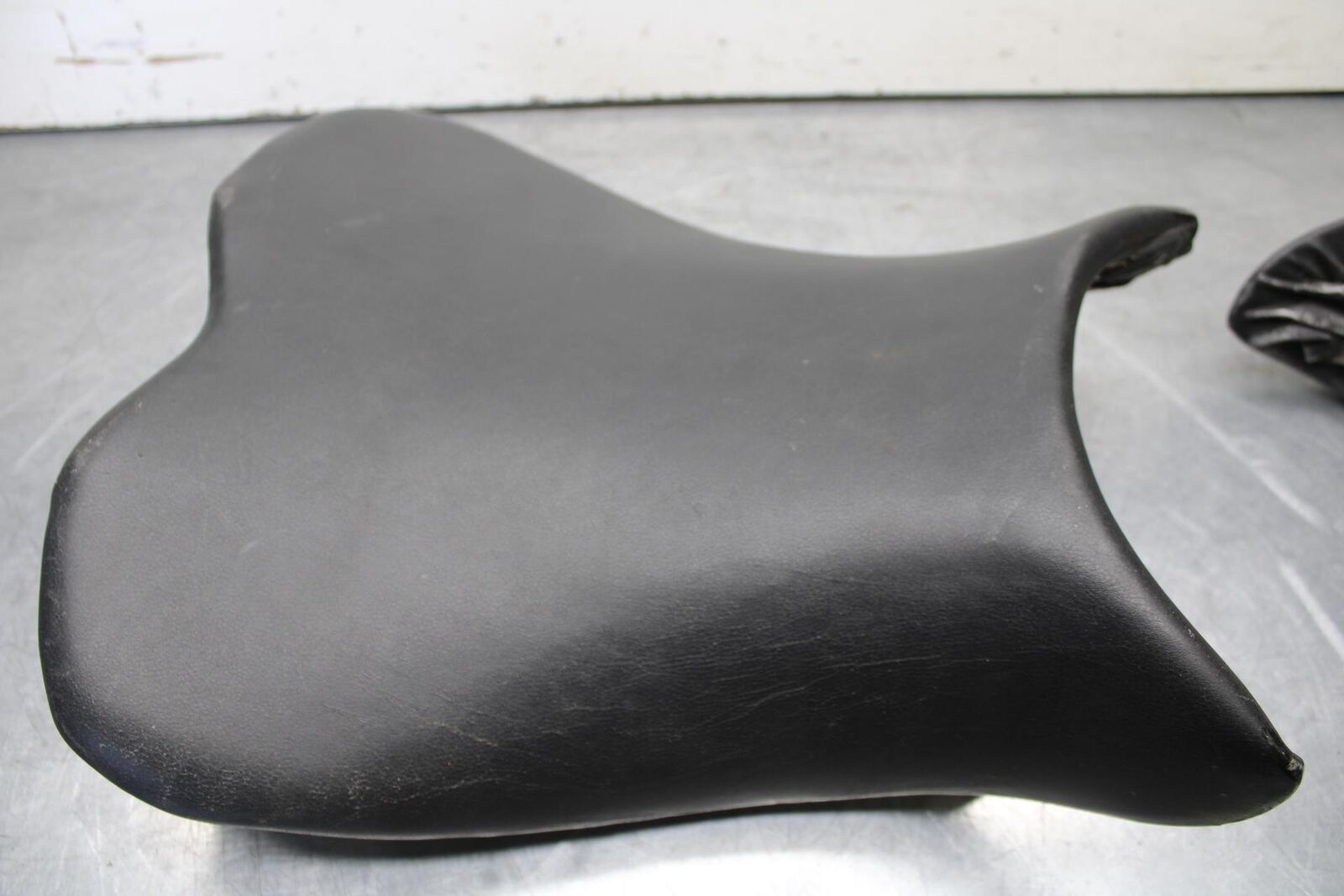 06-07 SUZUKI GSXR 600 FRONT DRIVERS SEAT PAD SADDLE PILLION BB621
