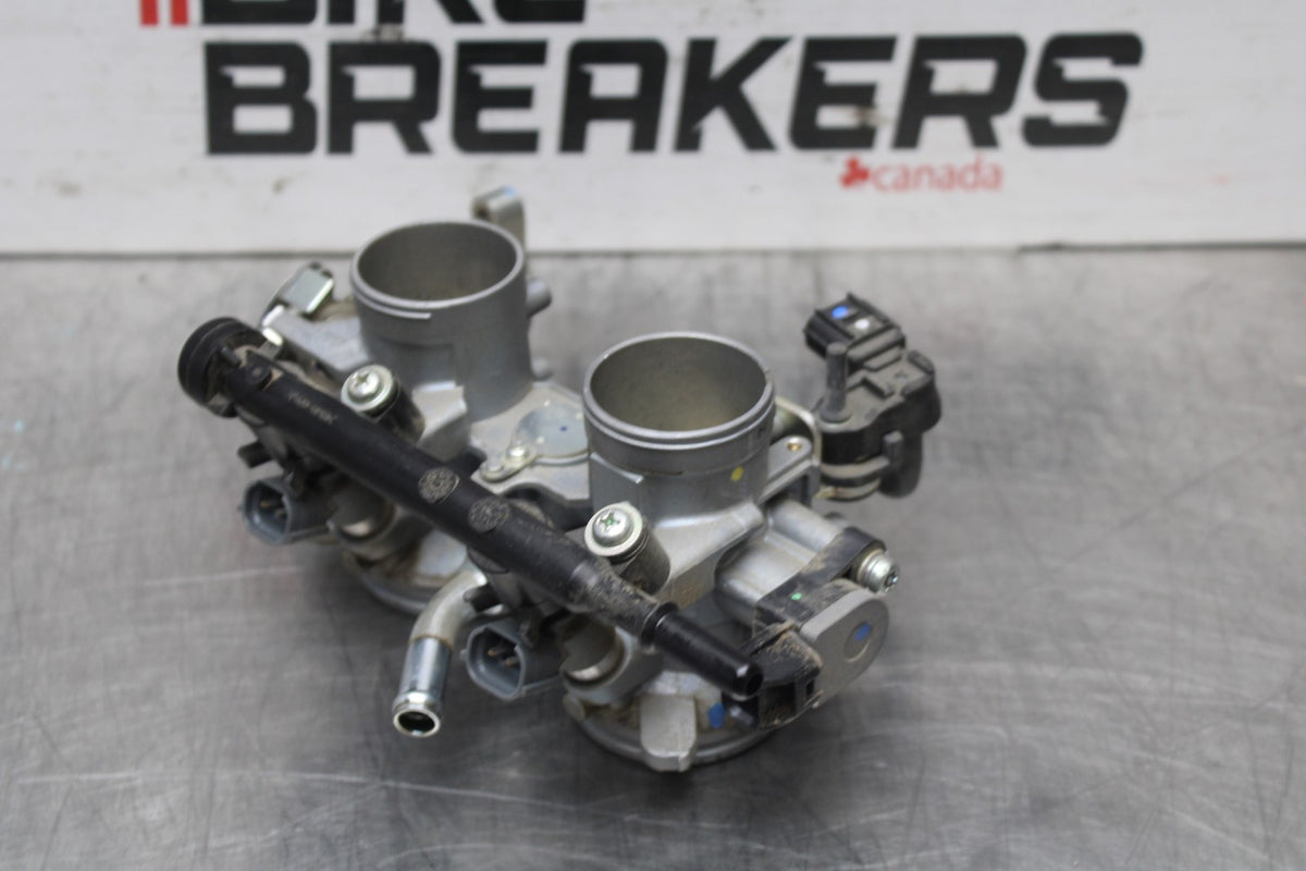 24 KAWASAKI NINJA 500 ABS MAIN FUEL INJECTORS / THROTTLE BODIES BB818