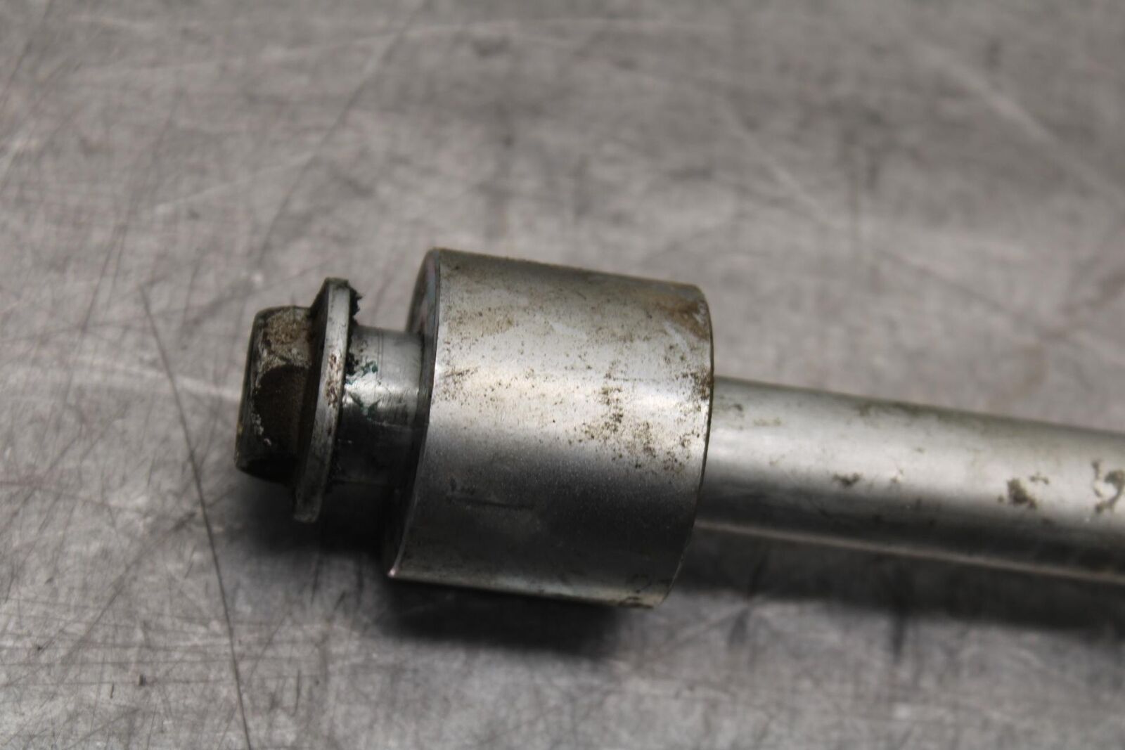 2013 Suzuki Boulevard C50T REAR AXLE BACK WHEELBOLT AXEL 64711-48G00 BB625