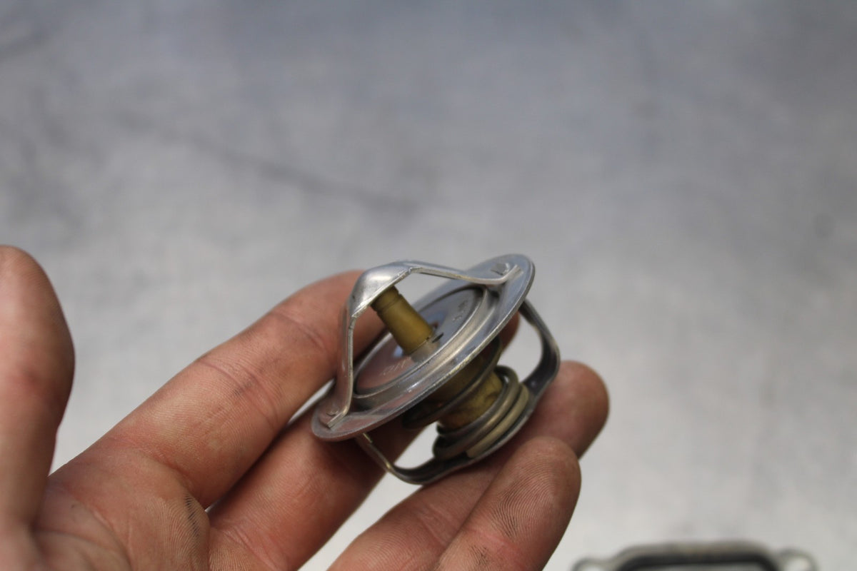 20-22 KAWASAKI NINJA ZX6R THERMOSTAT W HOUSING ASSEMBLY BB884