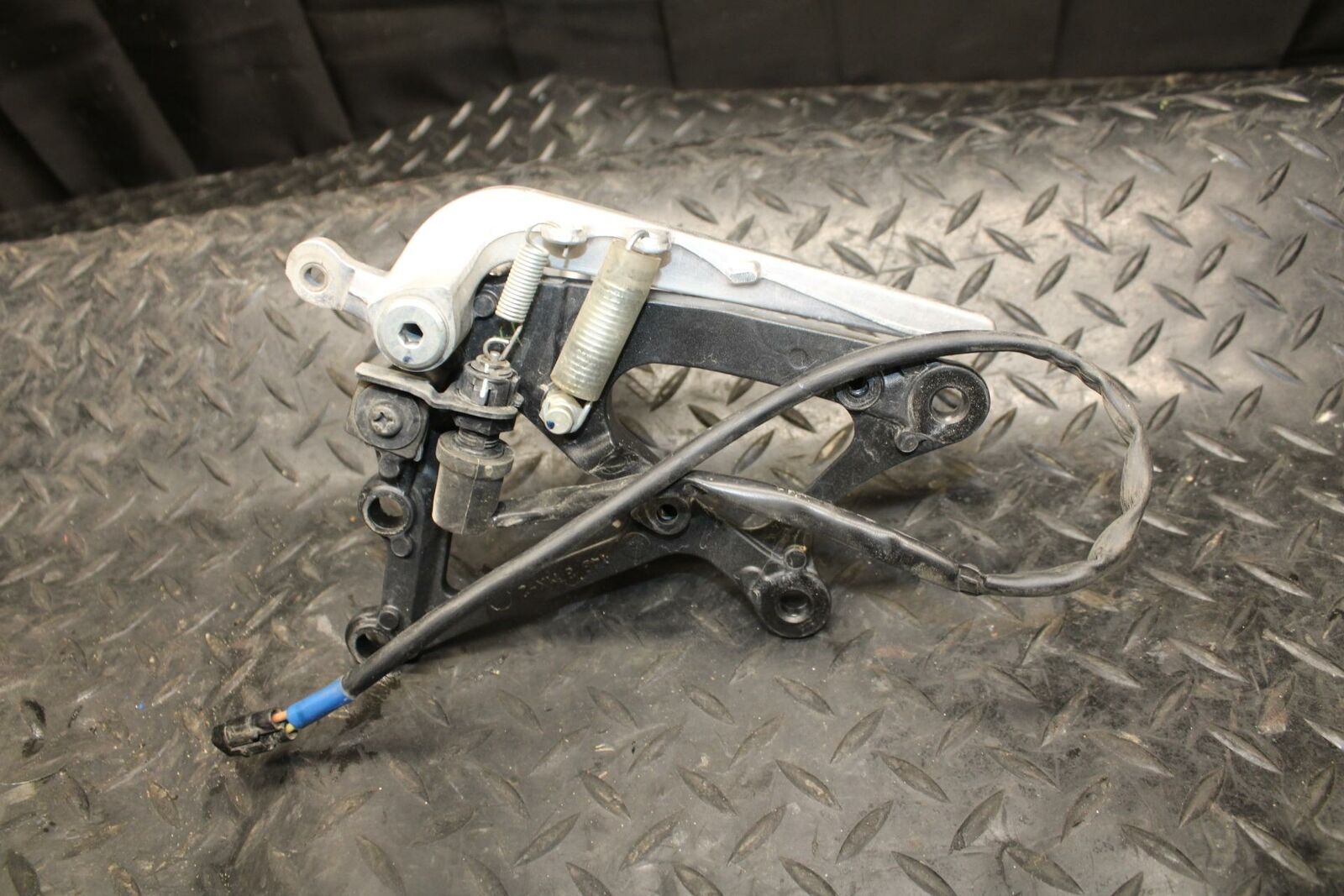 09-14 YAMAHA YZF R1 RIGHT REARSET REAR SET DRIVER FOOT PEG REST STOP BB196