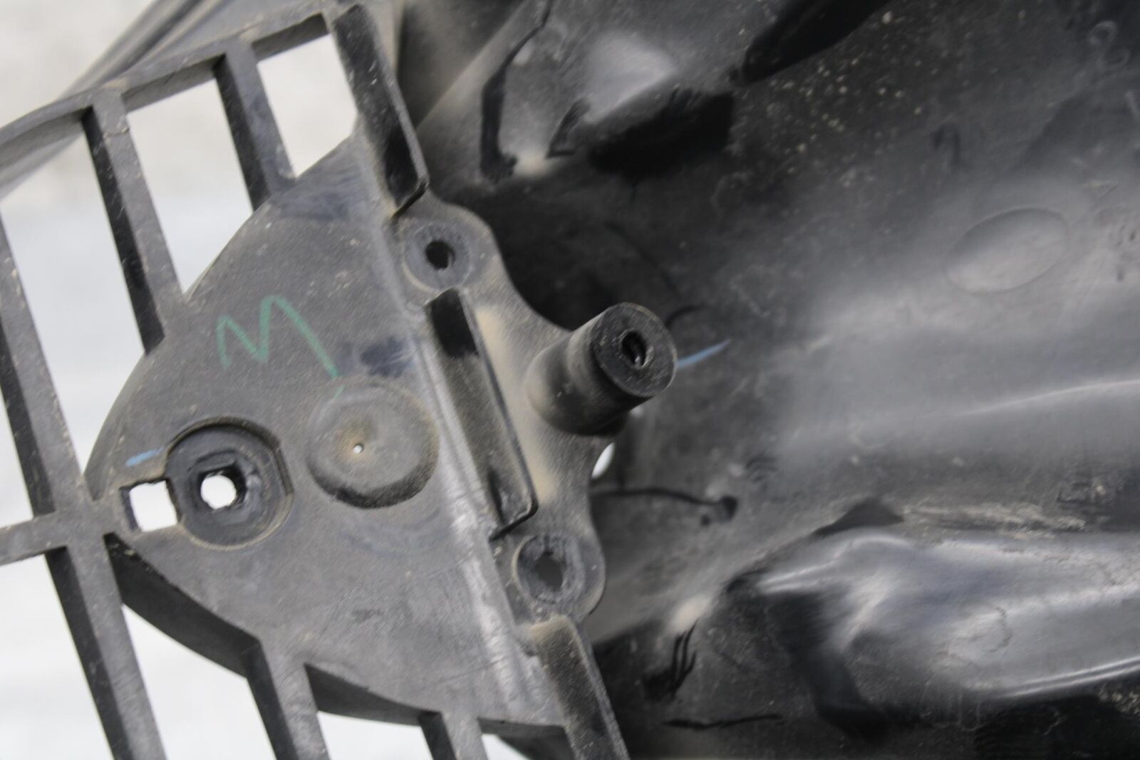 2006 Yamaha YZF R6 FRONT CENTER COWL FAIRING BB560