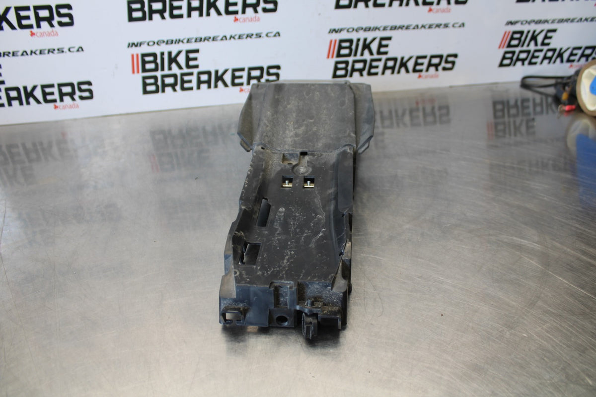 22-25 YAMAHA YZF R7 REAR BACK TAIL UNDERTAIL BATTERY TRAY PLASTIC BB176