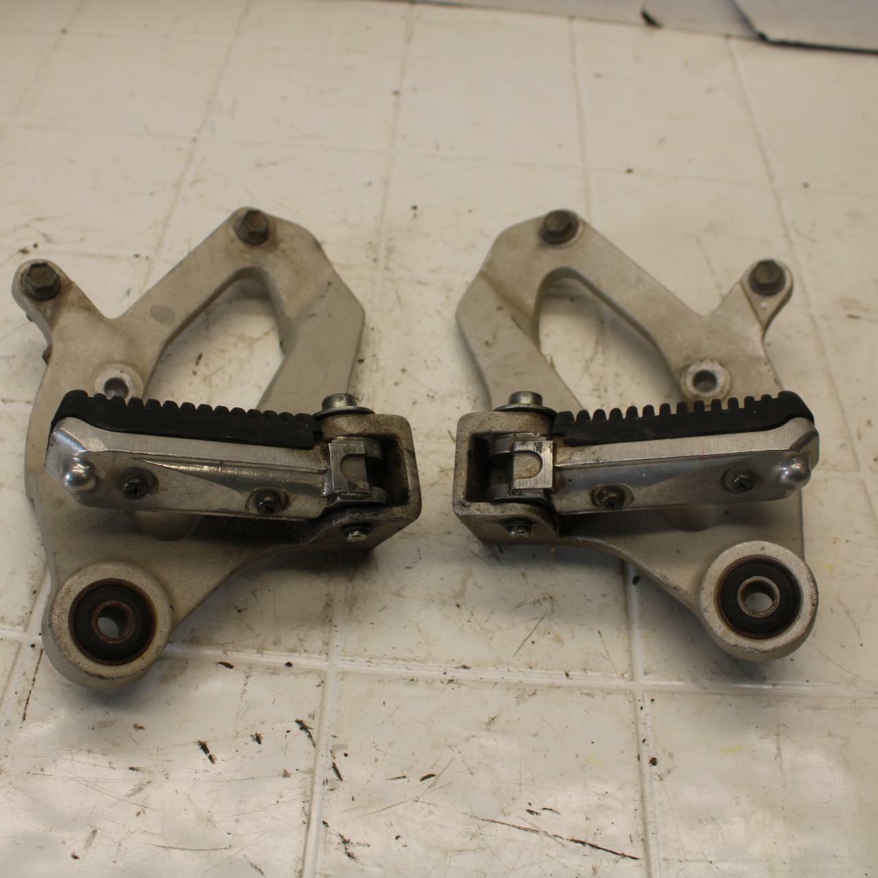 93-96 SUZUKI GSXR1100W REAR BACK PASSENGER PEG SET PAIR BB12 #B