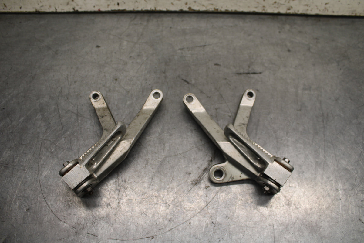 96-07 YAMAHA YZF600R REAR BACK PASSENGER PEG SET PAIR  BB746