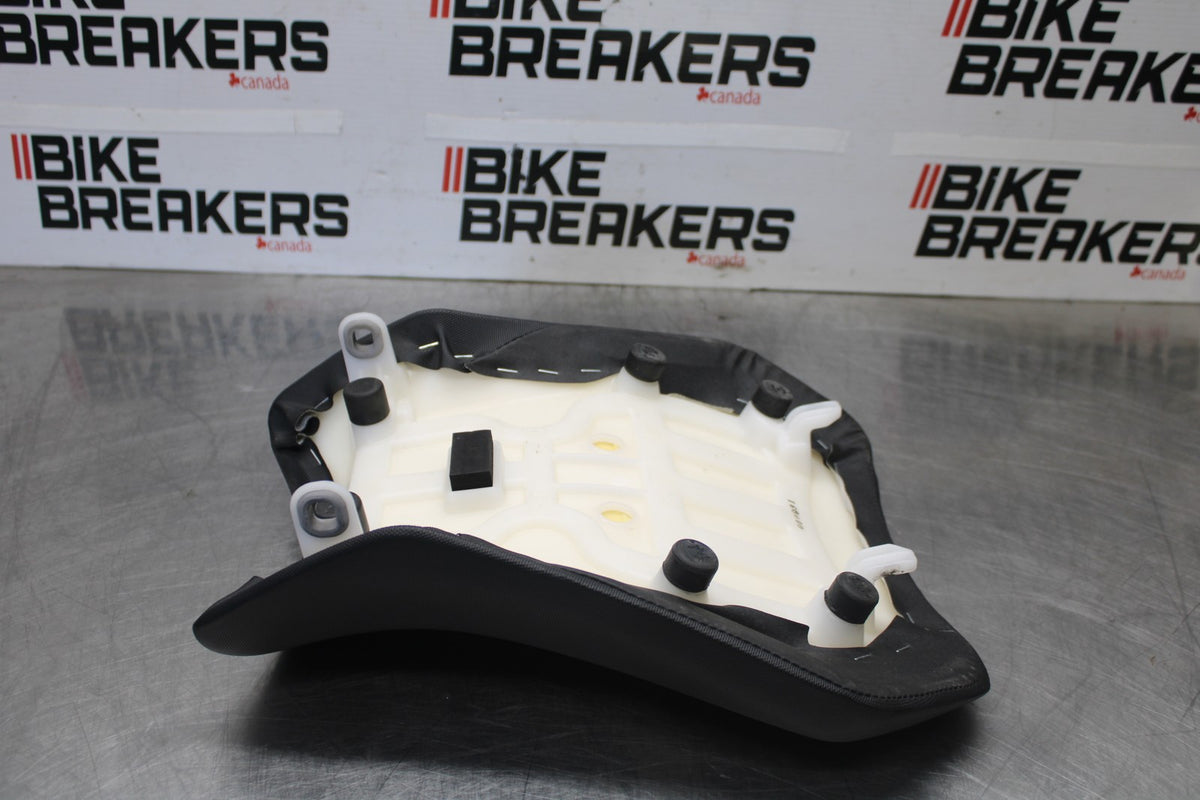 15-26 SUZUKI GSXR600 FRONT DRIVERS SEAT PAD SADDLE PILLION BB888