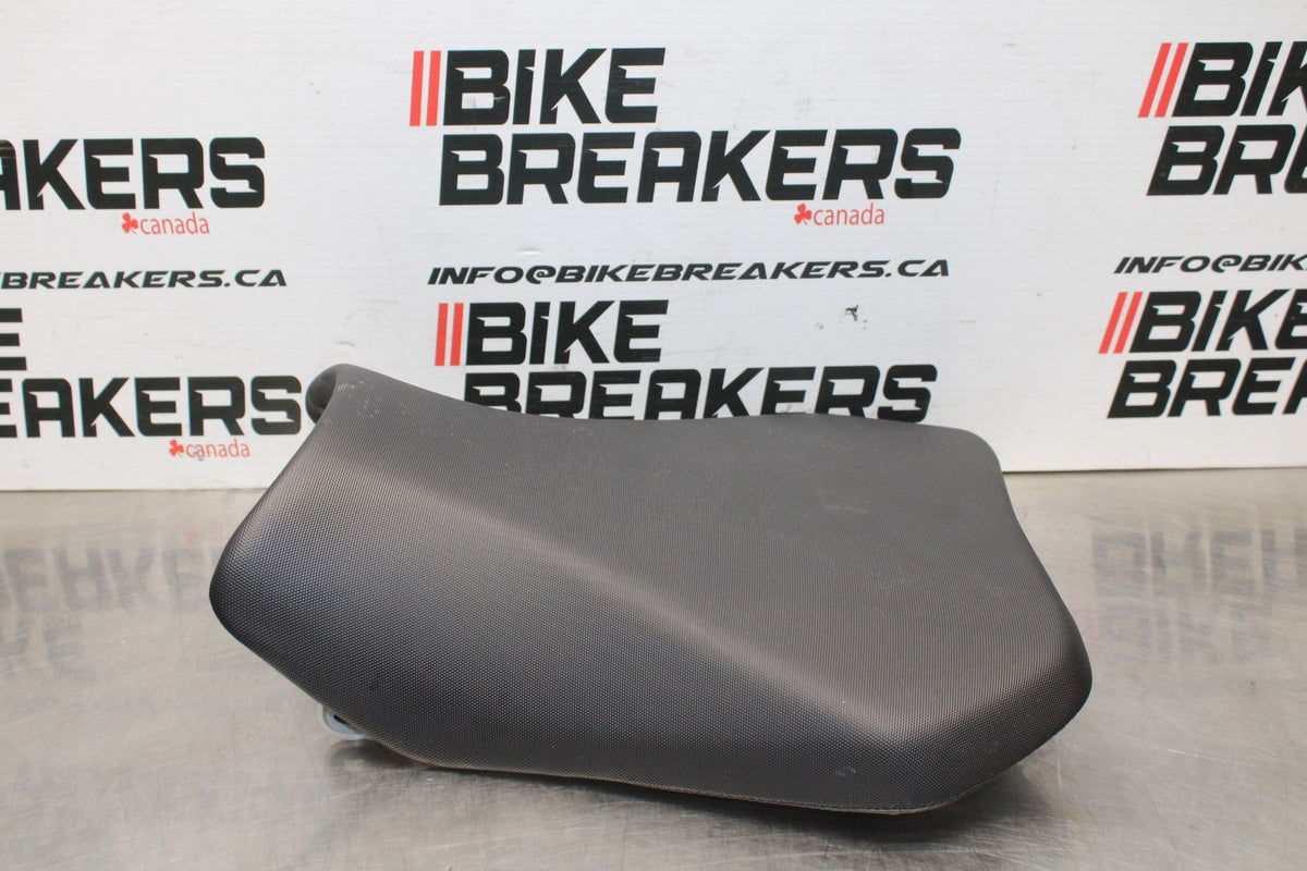 11-25 SUZUKI GSXR 600  FRONT DRIVERS SEAT PAD SADDLE PILLION BB830