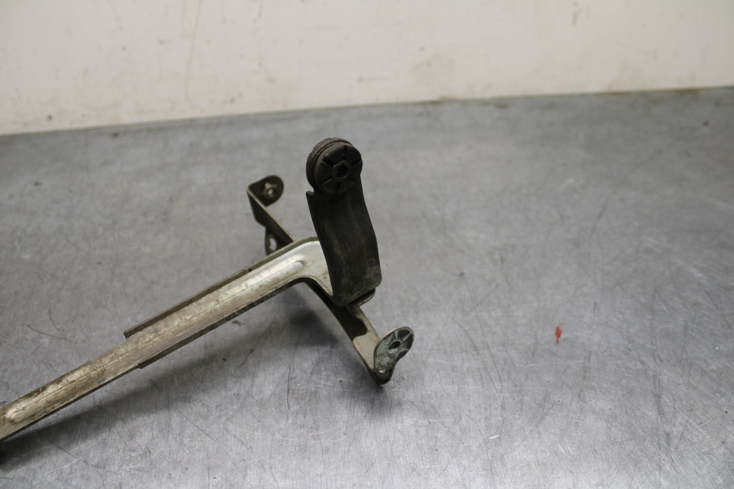 09-11 SUZUKI GSXR1000 OIL COOLER MOUNTING BRACKET MOUNT SUPPORT BB125