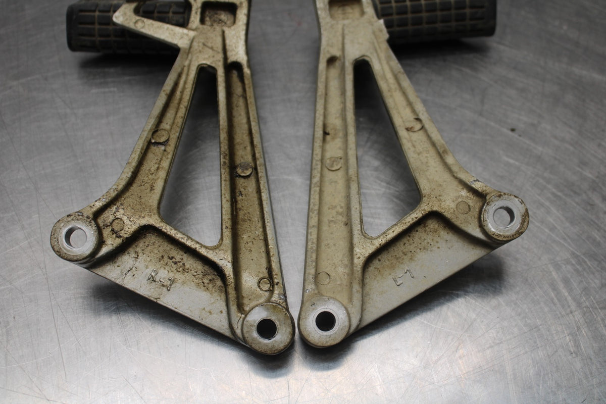 08 HONDA CBR125R REAR BACK PASSENGER PEG SET PAIR BB804