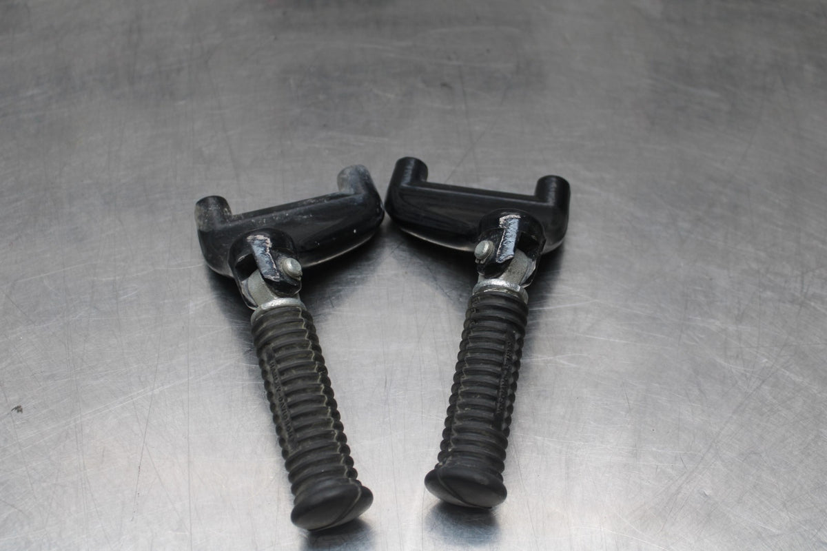 09 HARLEY-DAVIDSON SPORTSTER 1200 CUSTOM XL1200C REAR PASSENGER FOOT PEGS BB776