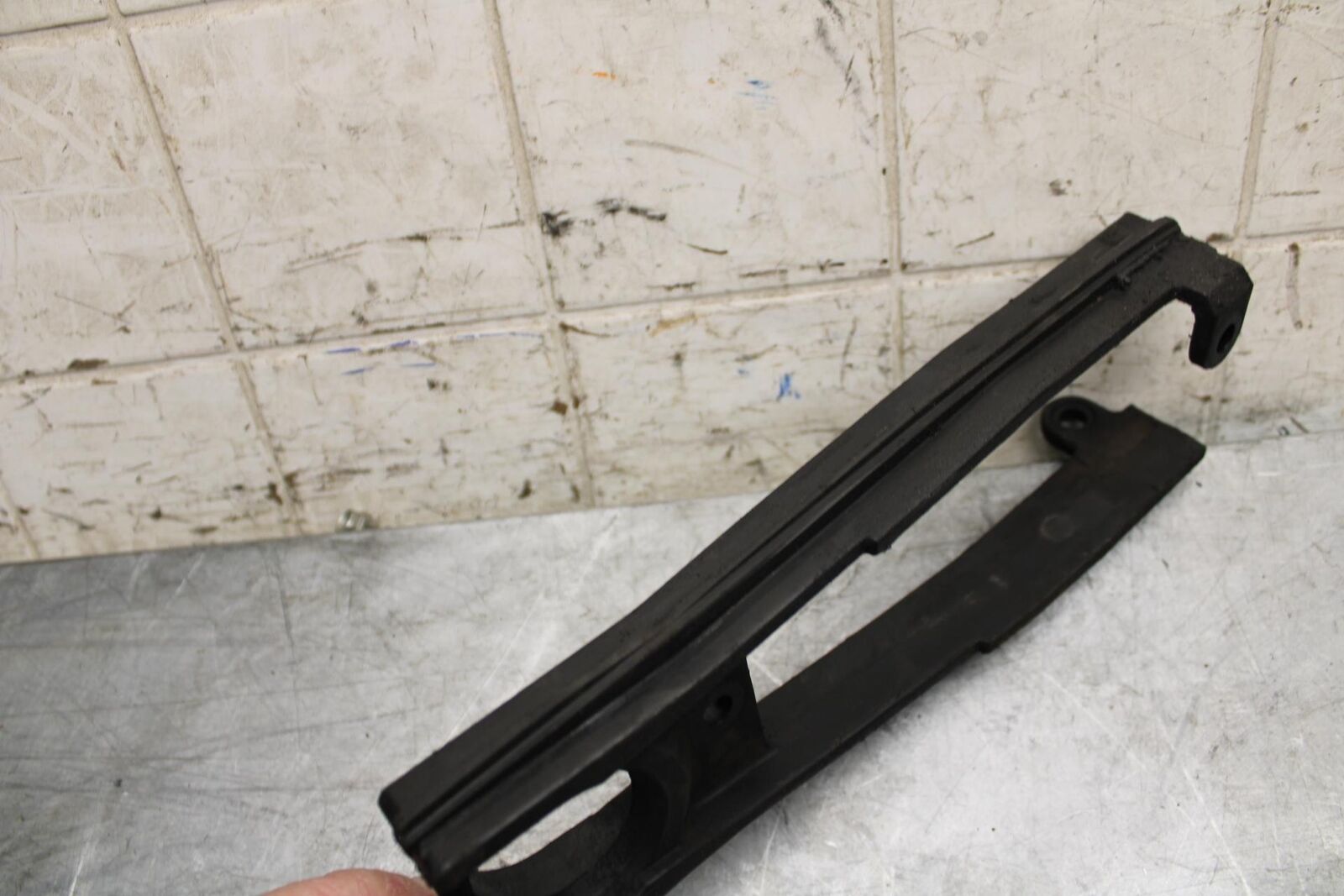 2007 Suzuki GSXR750 SWINGARM CHAIN BUFFER SLIDER GUIDE 61273-01H00 BB546