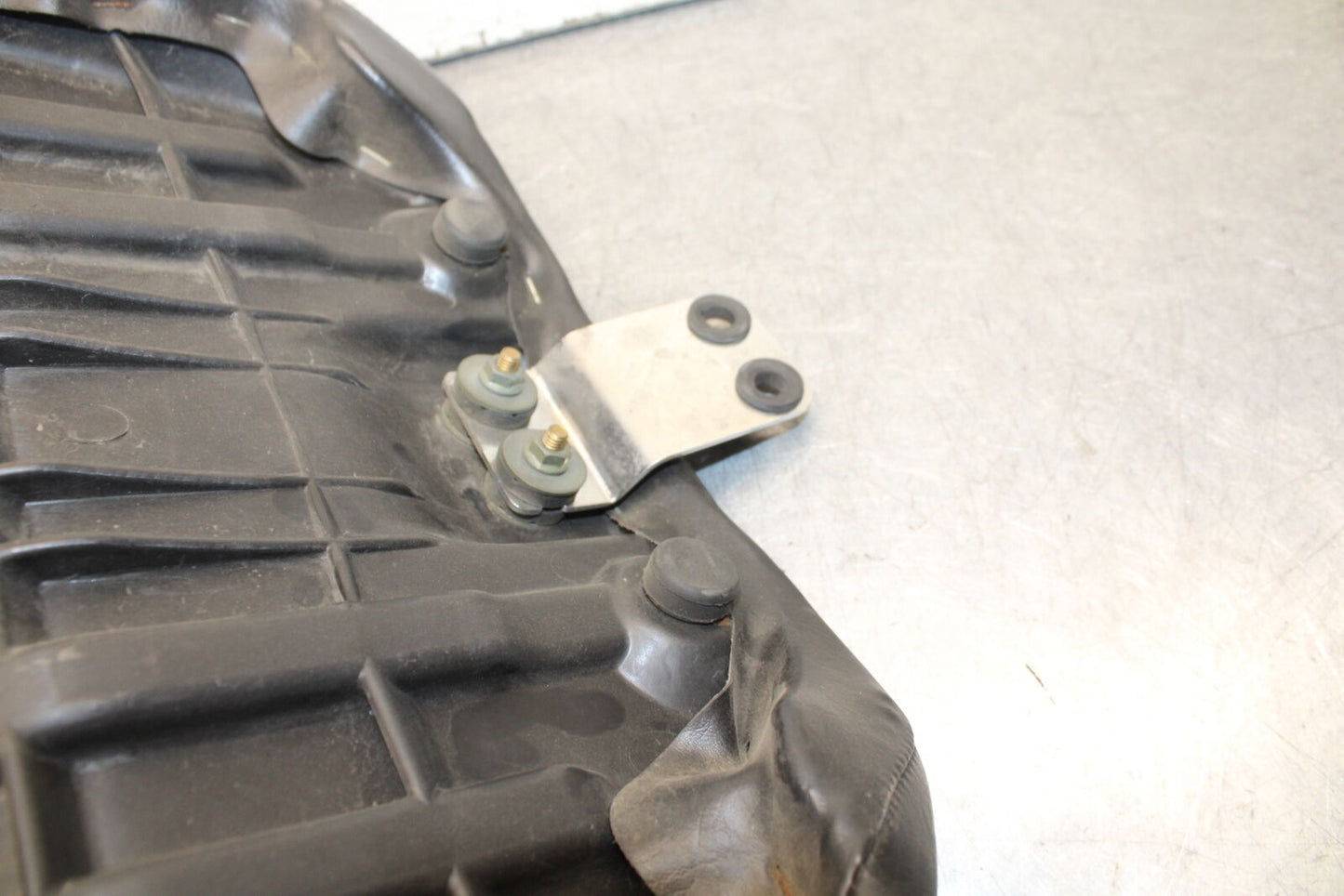 05-06 SUZUKI BOULEVARD M50 FRONT SEAT 45100-10F00-R22 45100-41F02-48H BB671