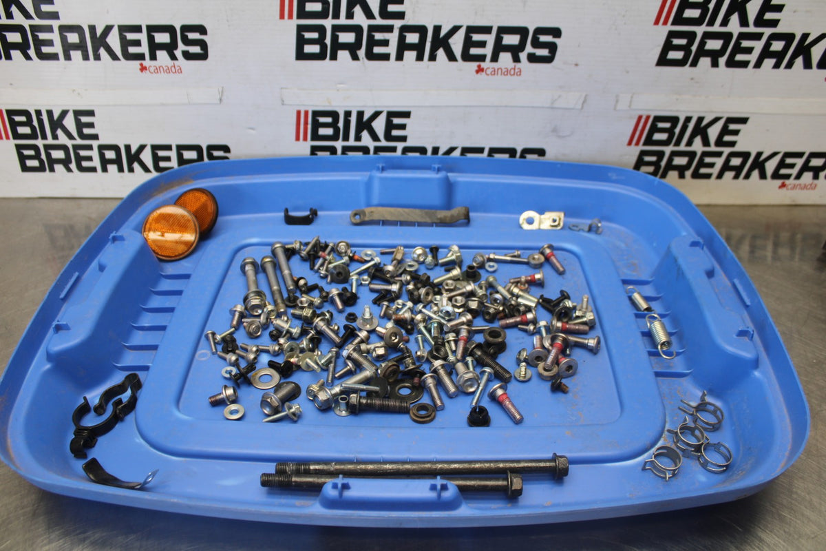 25 KAWASAKI Z900 MOUNTING BOLTS HARDWARE SCREWS BB928