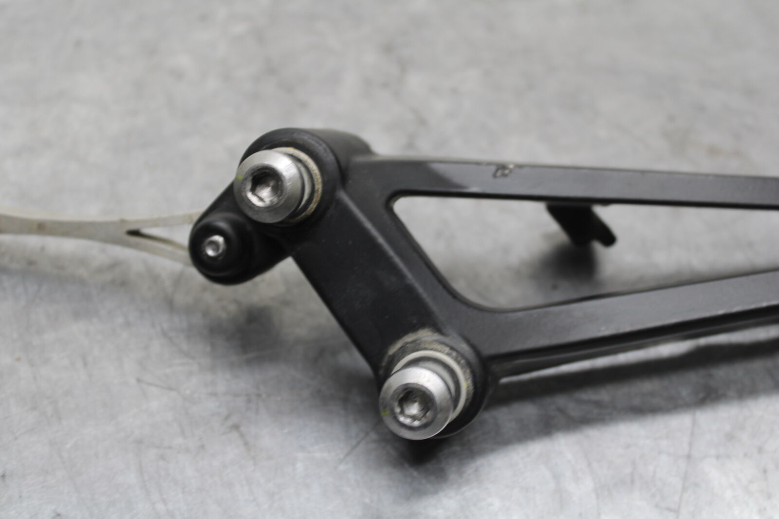 09-14 YAMAHA YZF R1 RIGHT REAR BACK PASSENGER PEG BB118