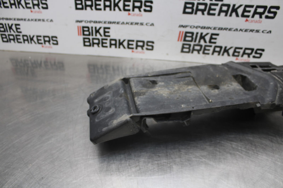 08-10 SUZUKI GSXR 600 REAR BACK TAIL UNDERTAIL BATTERY TRAY PLASTIC BB803