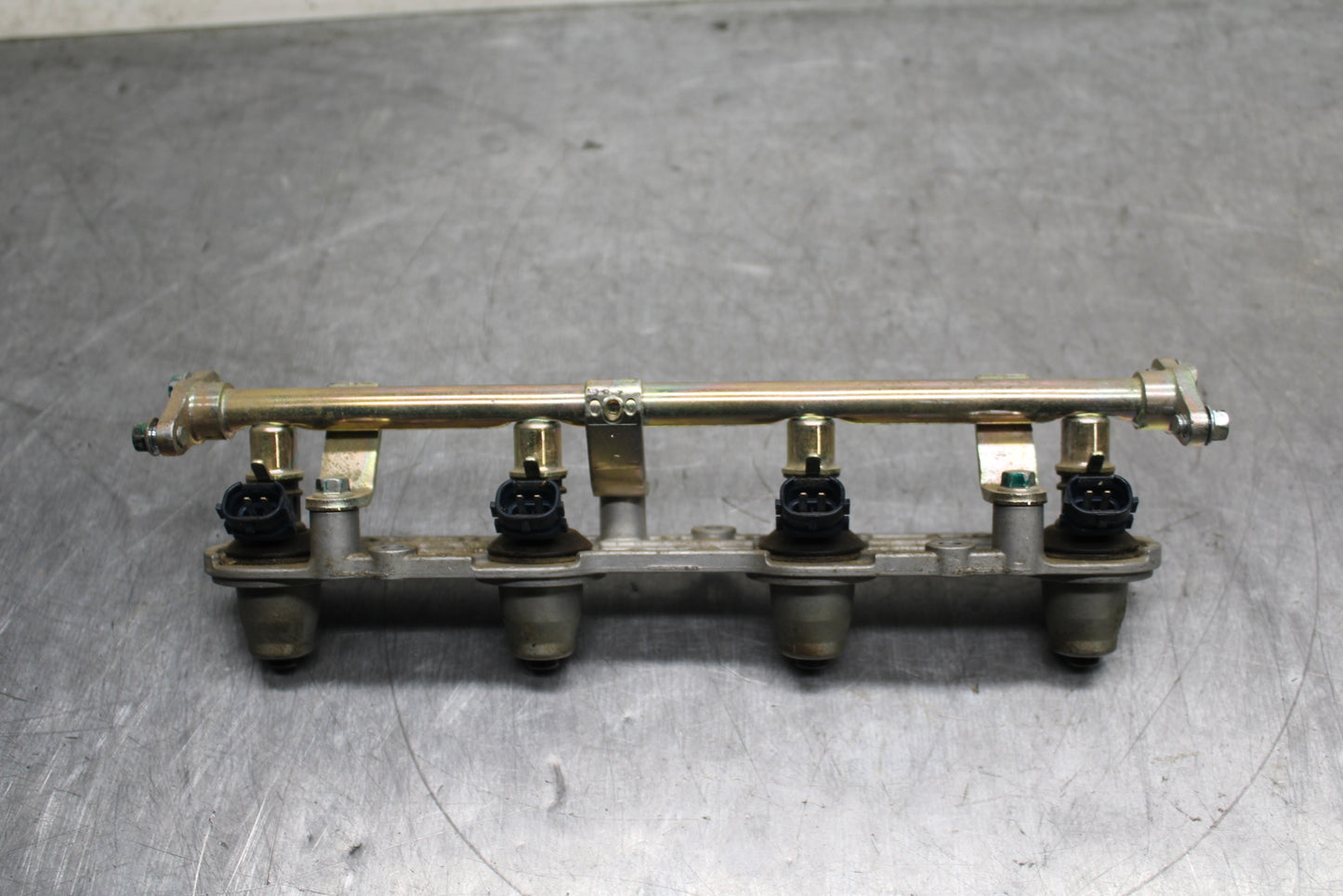 03-04 HONDA CBR600RR SECONDARY FUEL INJECTORS TOP AIRBOX GAS RAIL BB127