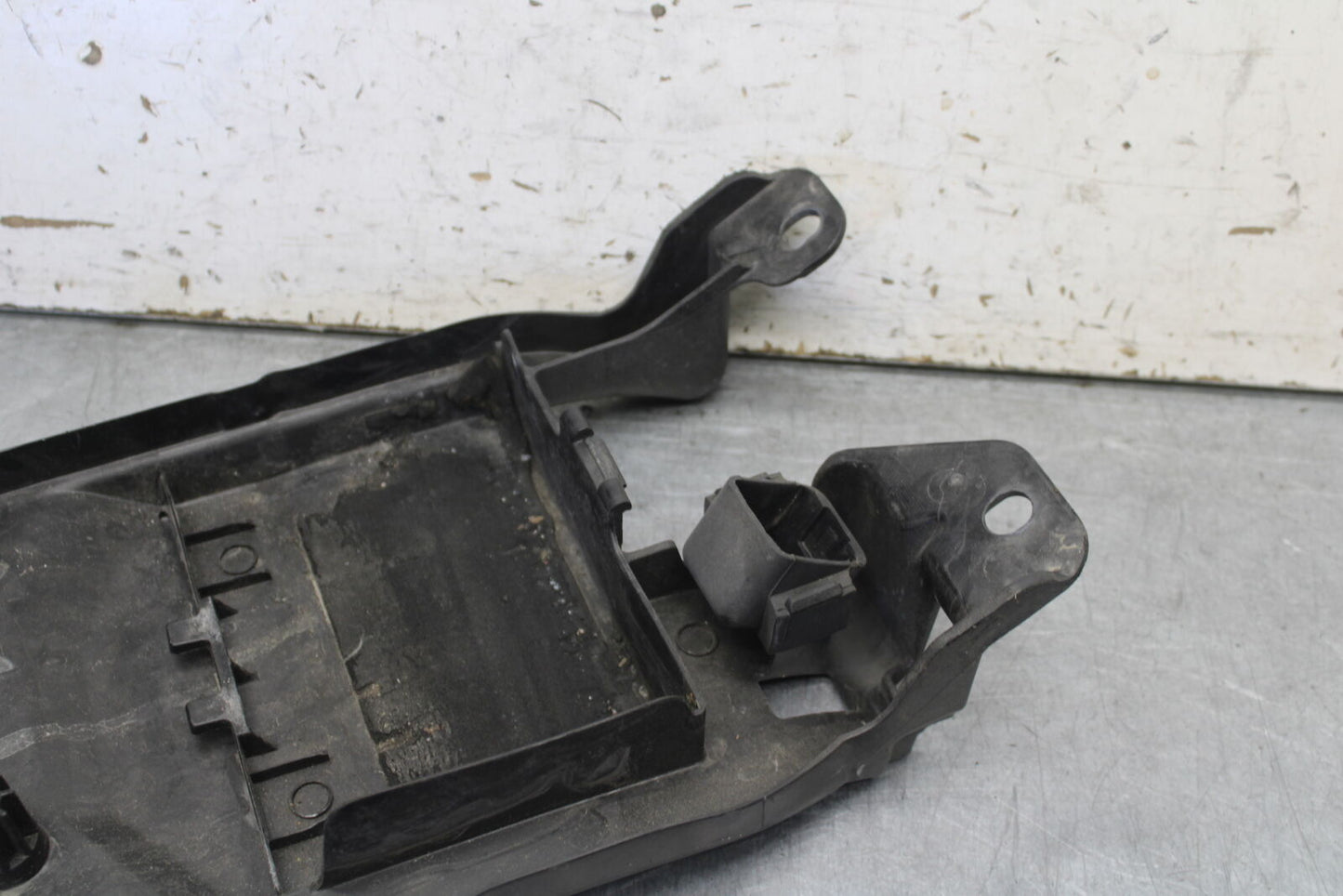 09-12 KAWASAKI NINJA ZX6R REAR BACK TAIL UNDERTAIL BATTERY TRAY PLASTIC BB698