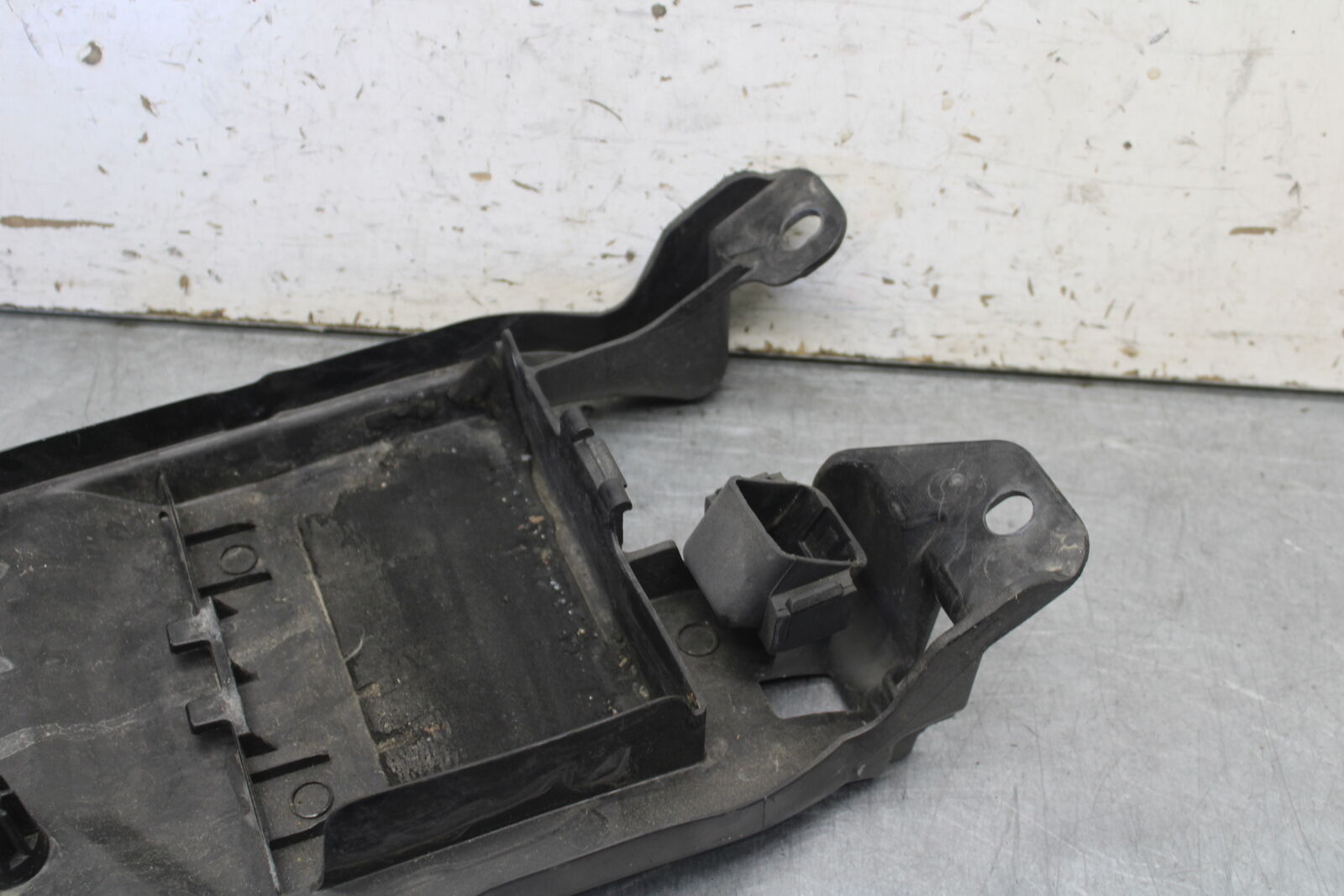 09-12 KAWASAKI NINJA ZX6R REAR BACK TAIL UNDERTAIL BATTERY TRAY PLASTIC BB698