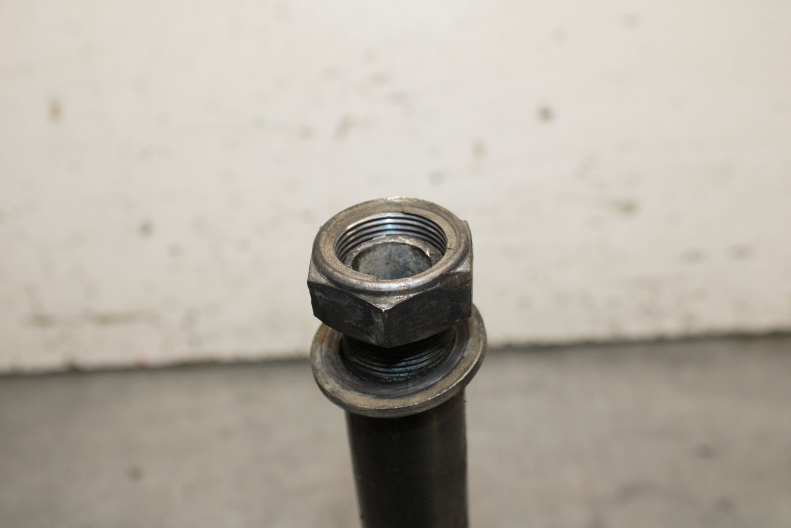 06-07 YAMAHA YZF R6 REAR AXLE BACK WHEEL RIM PIVOT BOLT AXEL BB742