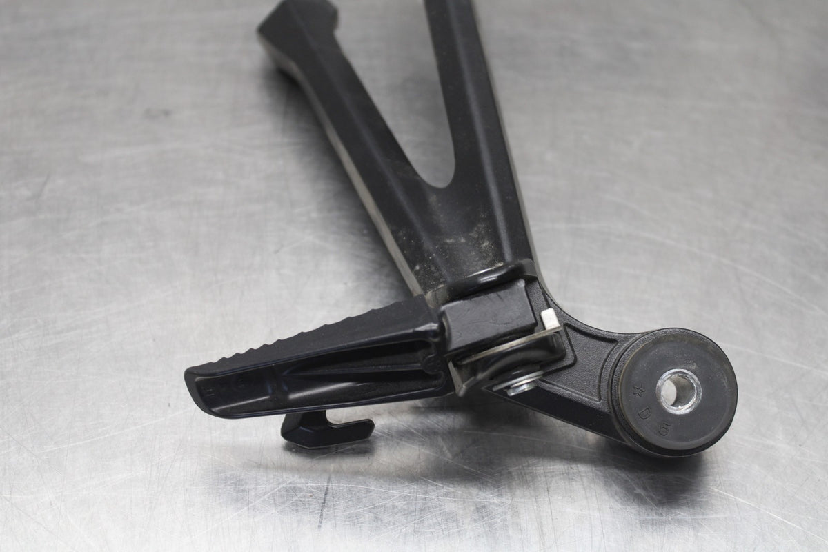 15-26 SUZUKI GSXR600 RIGHT REAR BACK PASSENGER PEG BB888