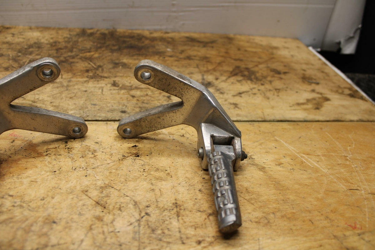 91-93 YAMAHA FZR1000 REAR BACK PASSENGER PEG SET PAIR BB339