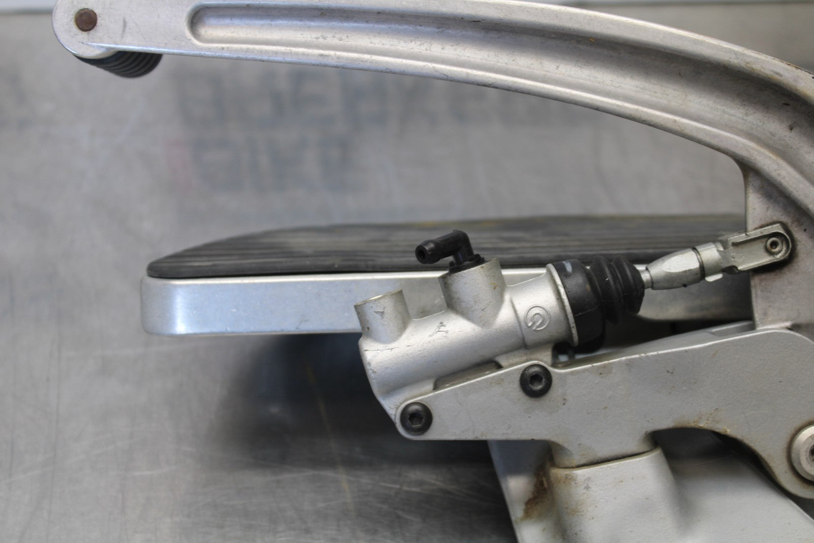 05-06 VICTORY KINGPIN DELUXE RIGHT FRONT FOOT REST PEG STEP BB195