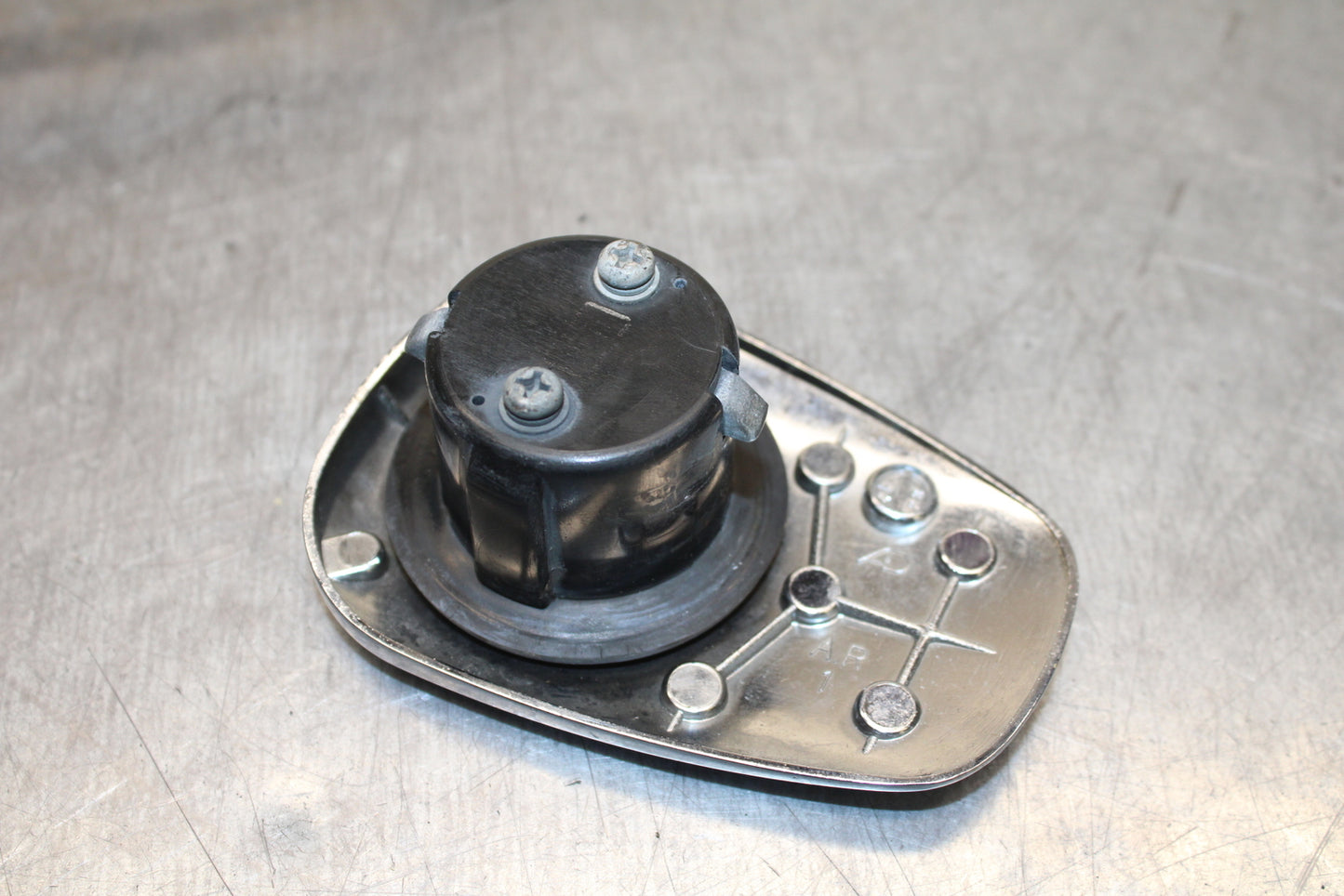 87-03 SUZUKI INTRUDER 1400 VS1400GLP IGNITION LOCK W KEY & GAS CAP BB752