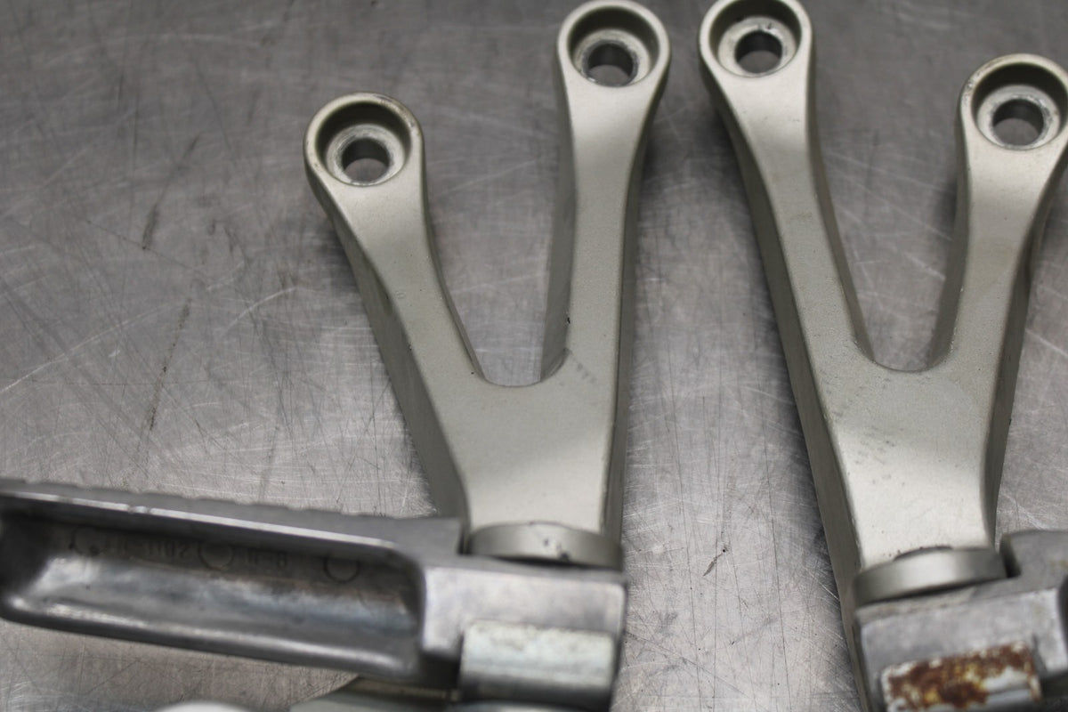 98 KAWASAKI NINJA ZX6 REAR BACK PASSENGER PEG SET PAIR BB870
