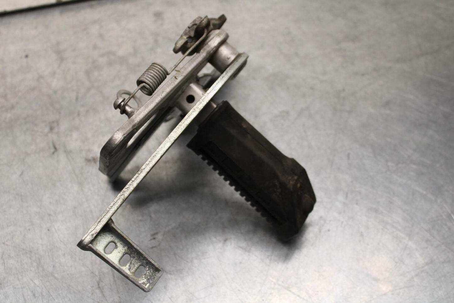 04-09 SUZUKI GS 500 FH GS500F RIGHT REARSET REAR SET DRIVER FOOT PEG REST  BB97