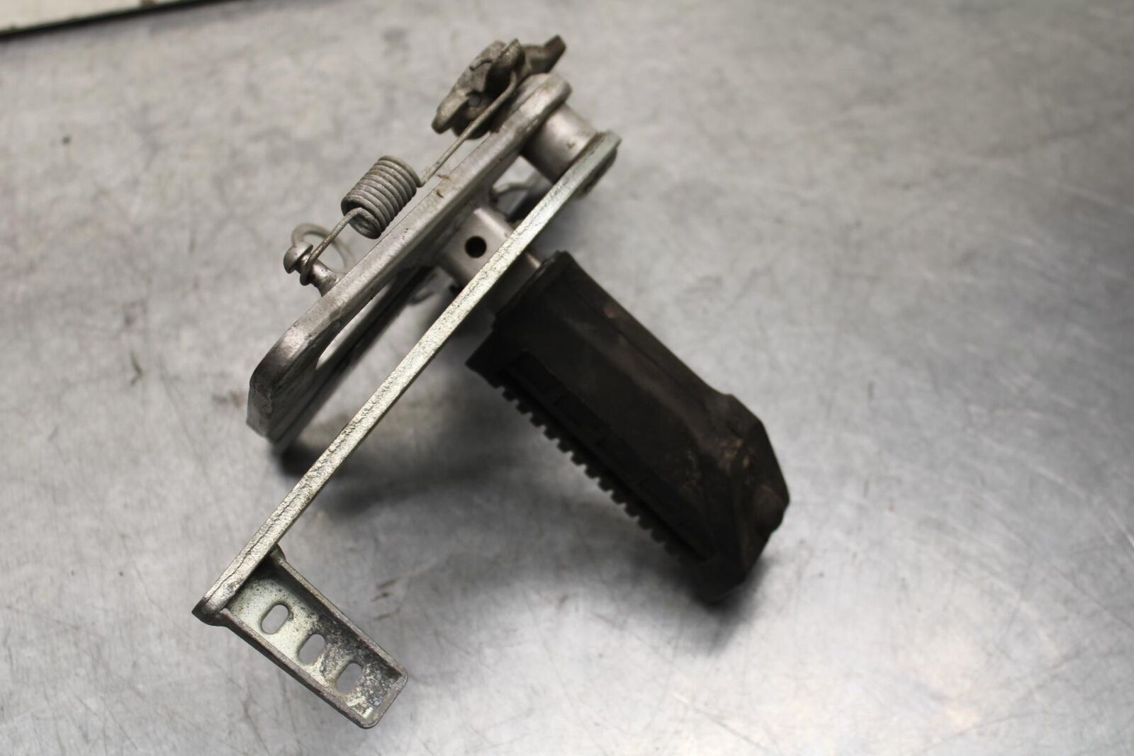 04-09 SUZUKI GS 500 FH GS500F RIGHT REARSET REAR SET DRIVER FOOT PEG REST  BB97