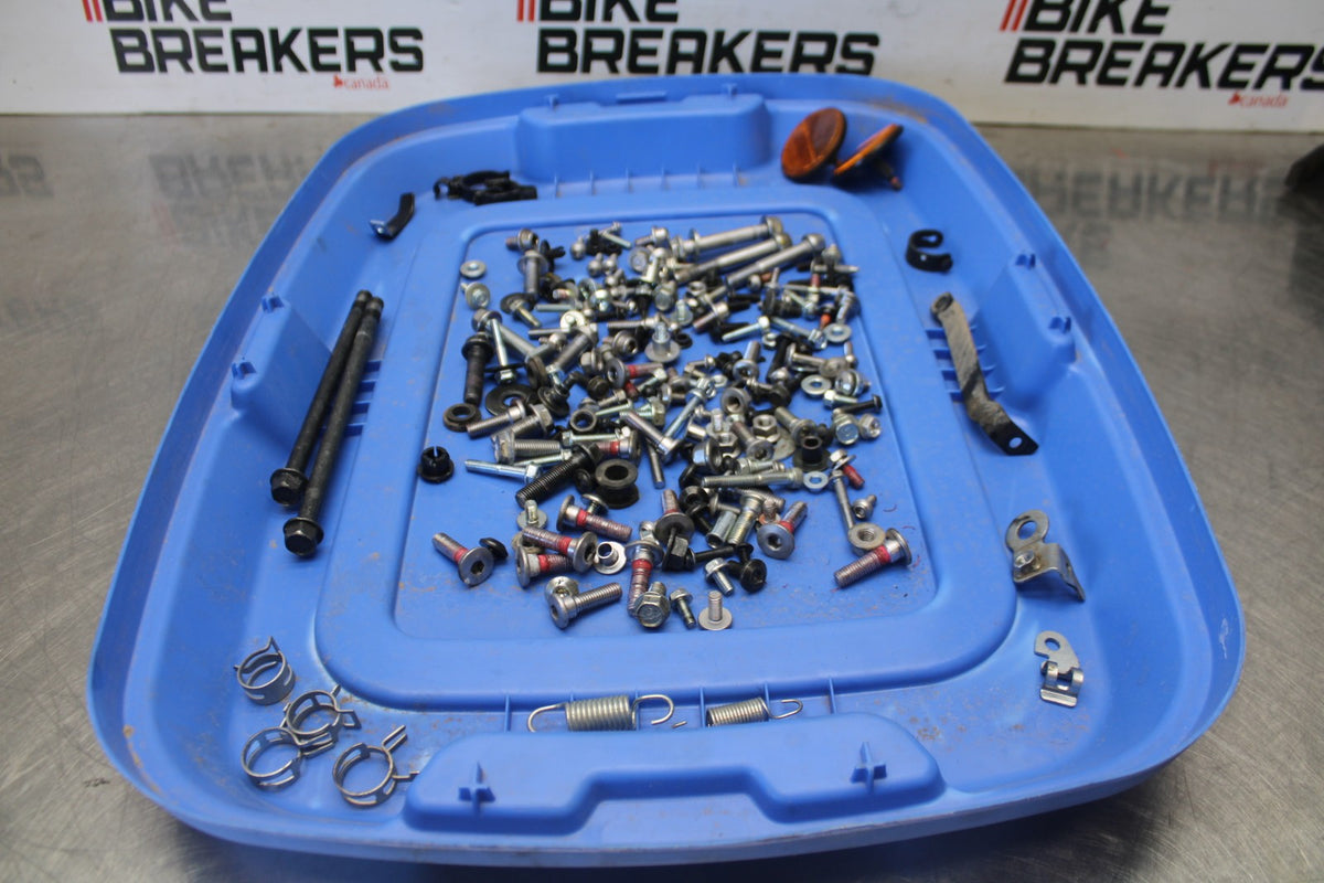 25 KAWASAKI Z900 MOUNTING BOLTS HARDWARE SCREWS BB928