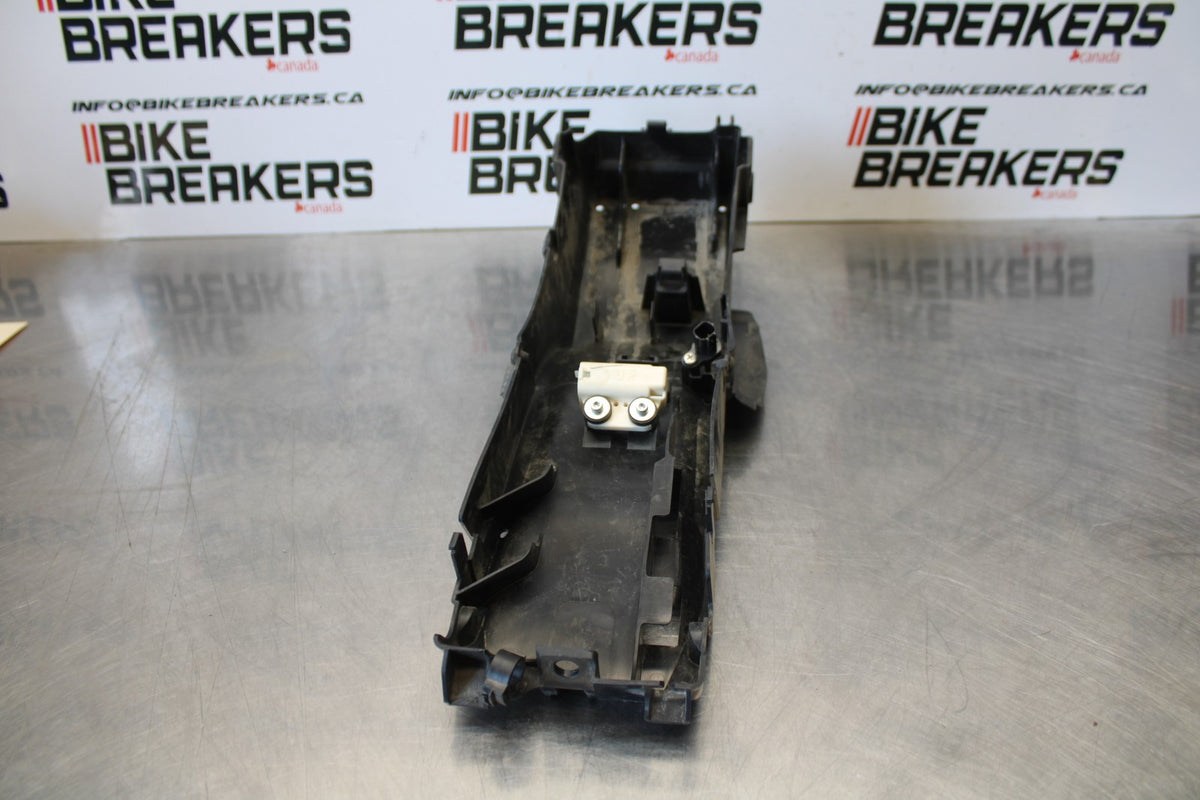 22-25 YAMAHA YZF R7 REAR BACK TAIL UNDERTAIL BATTERY TRAY PLASTIC BB176