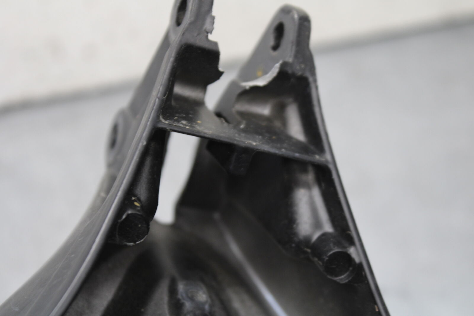 05-06 SUZUKI GSXR1000 UPPER FAIRING MIRROR GAUGES STAY BRACKET 94511-41G00 BB663