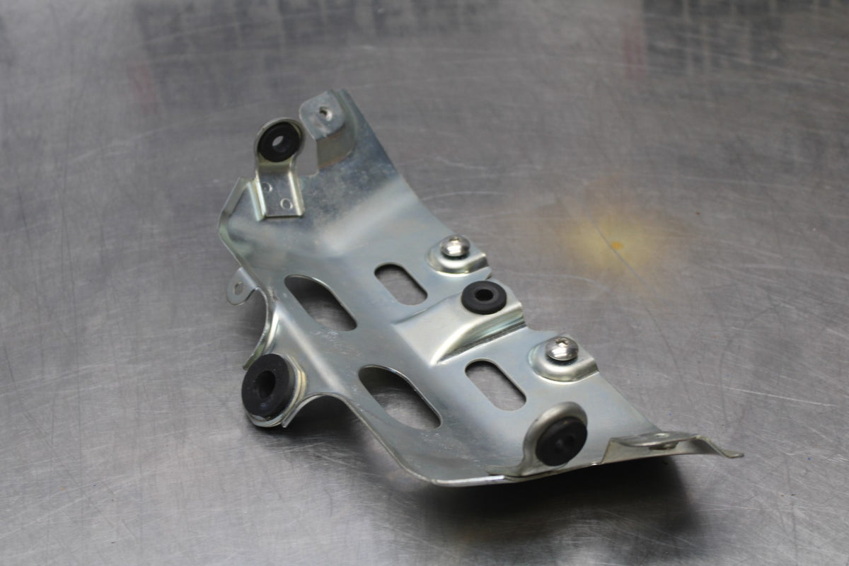 08-10 SUZUKI GSXR 600 FRONT GAS TANK FAIRING COWL COVER MOUNT BRACKET BB202