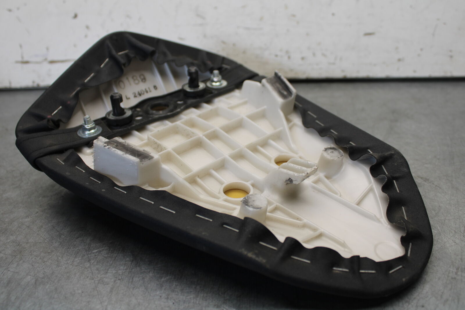 21 KAWASAKI NINJA ZX6R REAR BACK PASSENGER TANDEM SEAT PAD SADDLE PILLION BB647