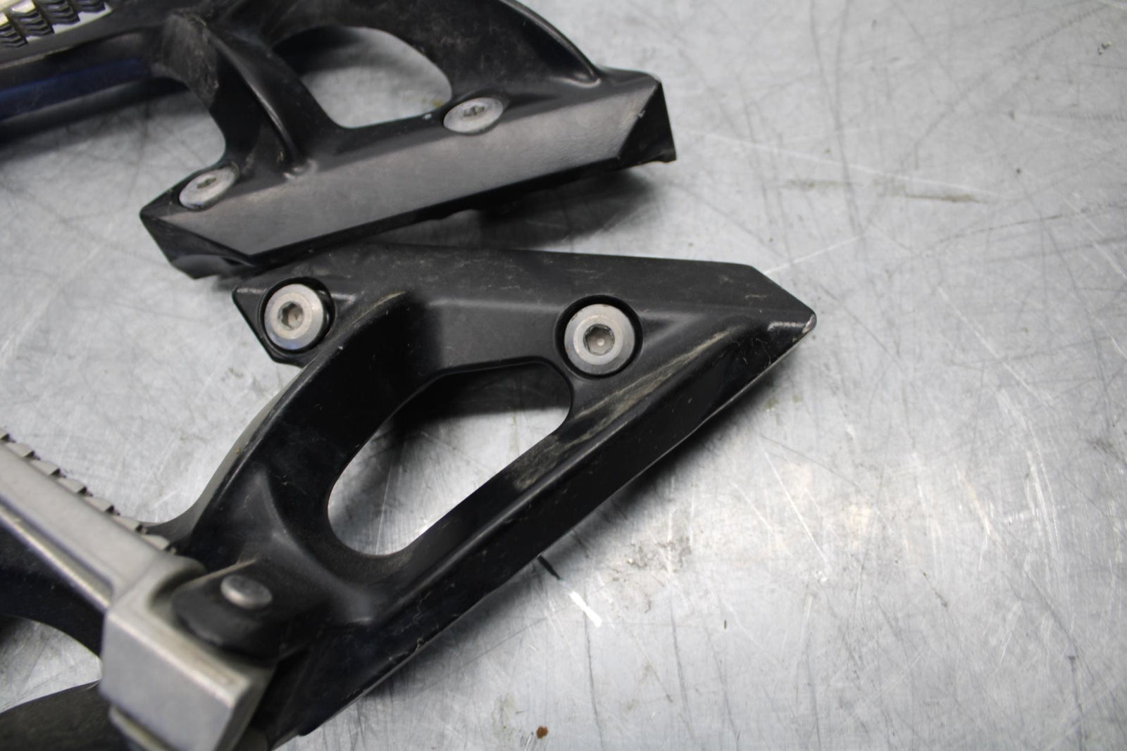 07-08 KAWASAKI CONCOURS 1400 ABS REAR BACK PASSENGER PEG SET PAIR BB449