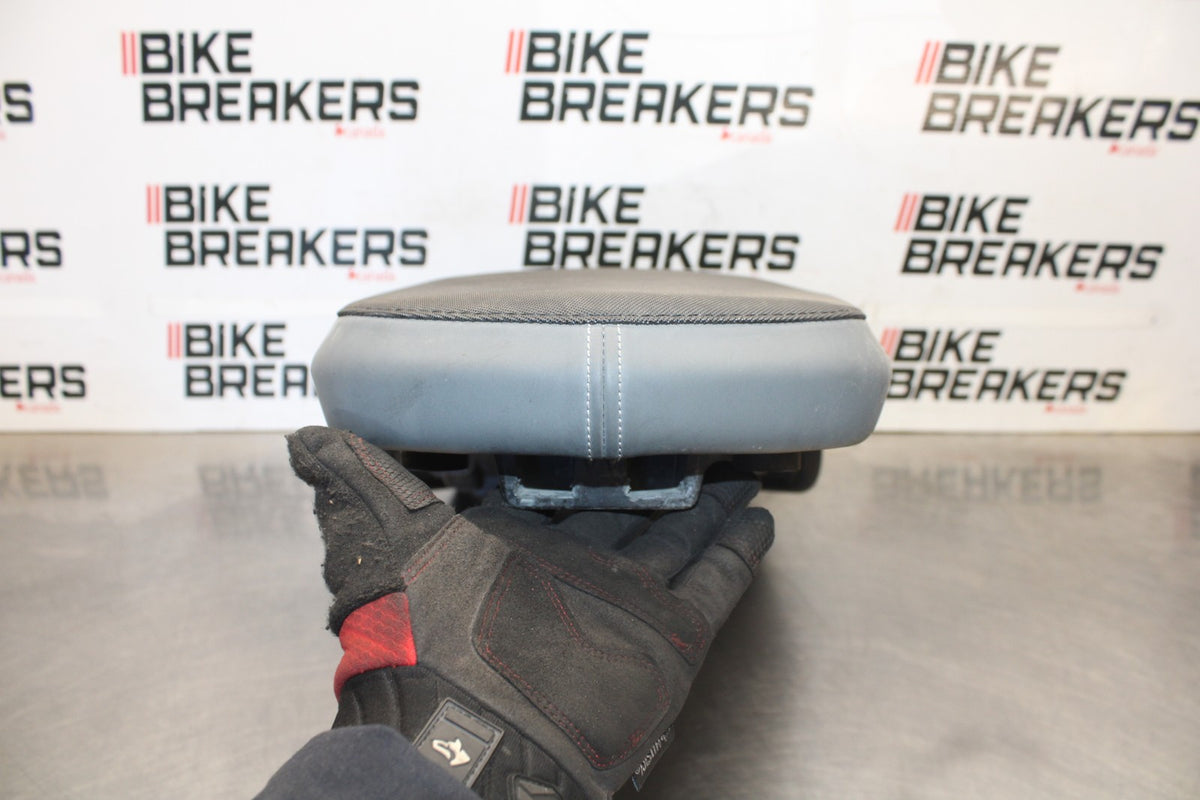 19 BMW F750GS FRONT REAR SEAT SADDLE BB938