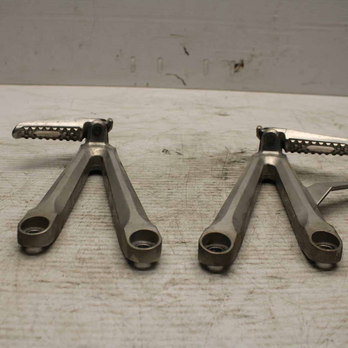 05-06 HONDA CBR600RR REAR BACK PASSENGER PEG SET PAIR BB307
