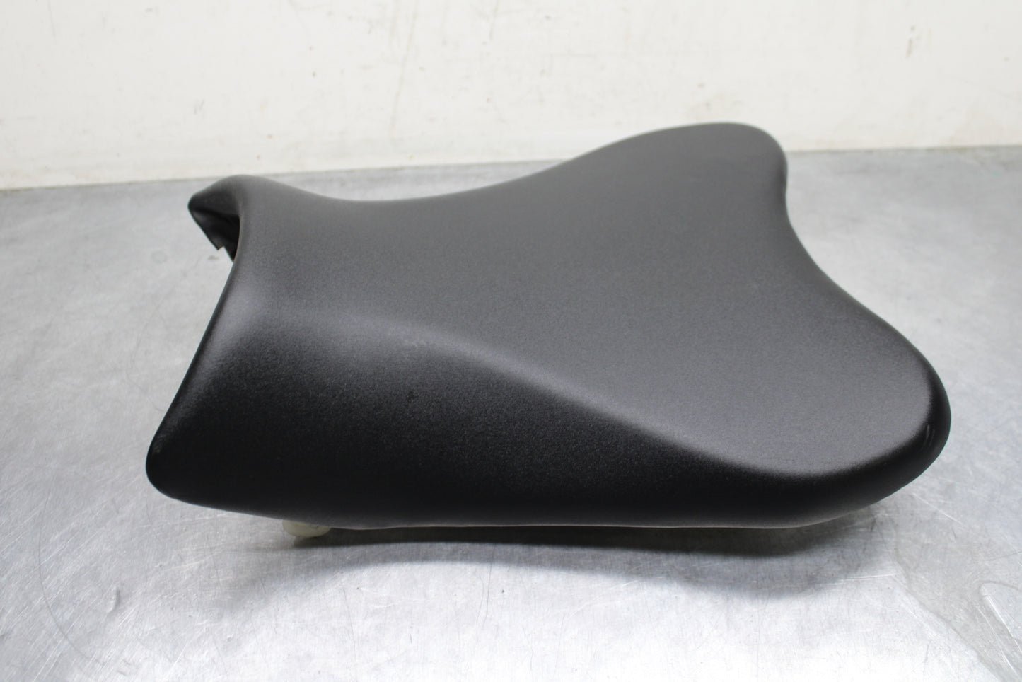 09 SUZUKI GSXR600 FRONT DRIVERS SEAT PAD SADDLE PILLION BB759
