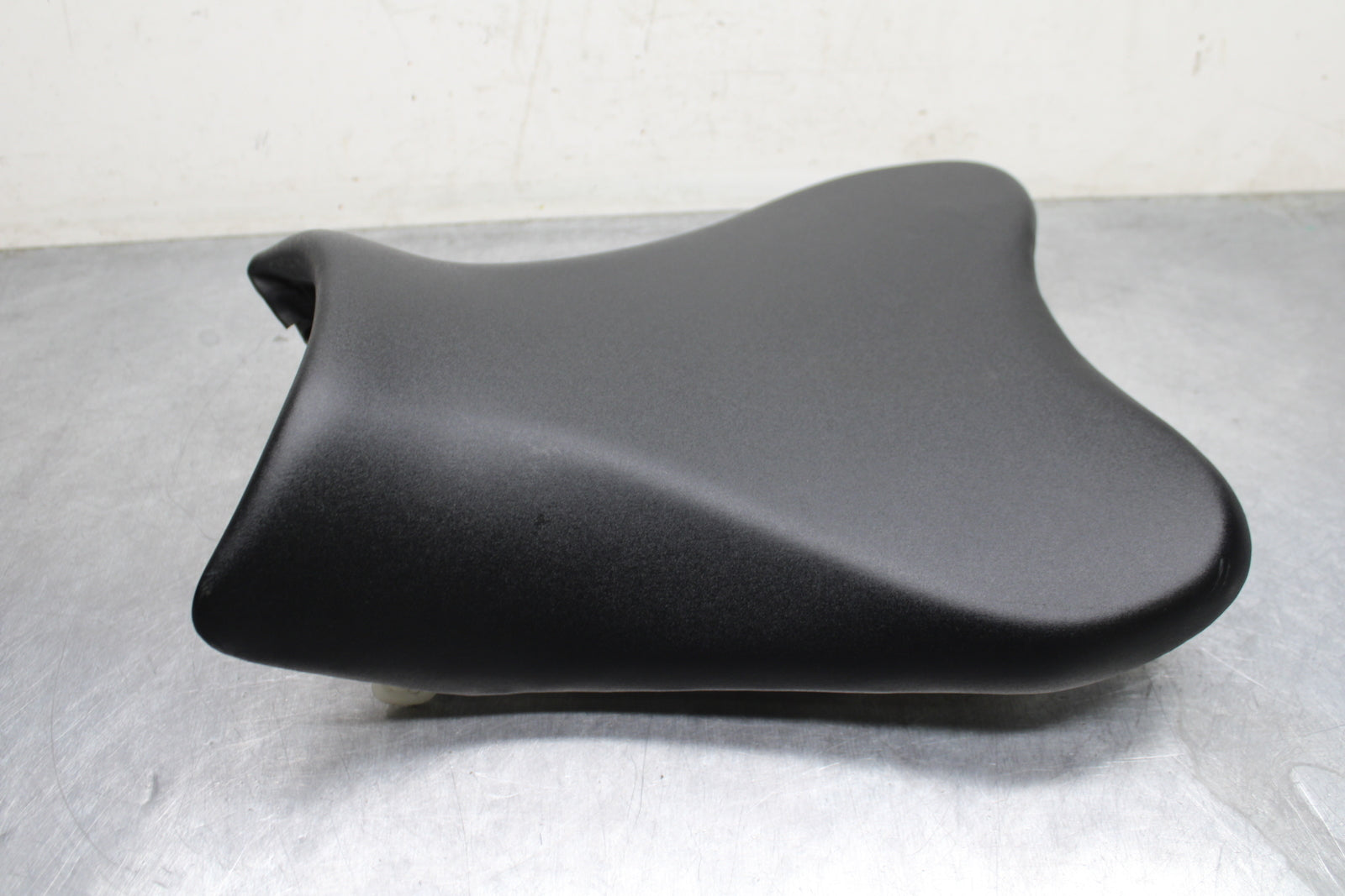 09 SUZUKI GSXR600 FRONT DRIVERS SEAT PAD SADDLE PILLION BB759