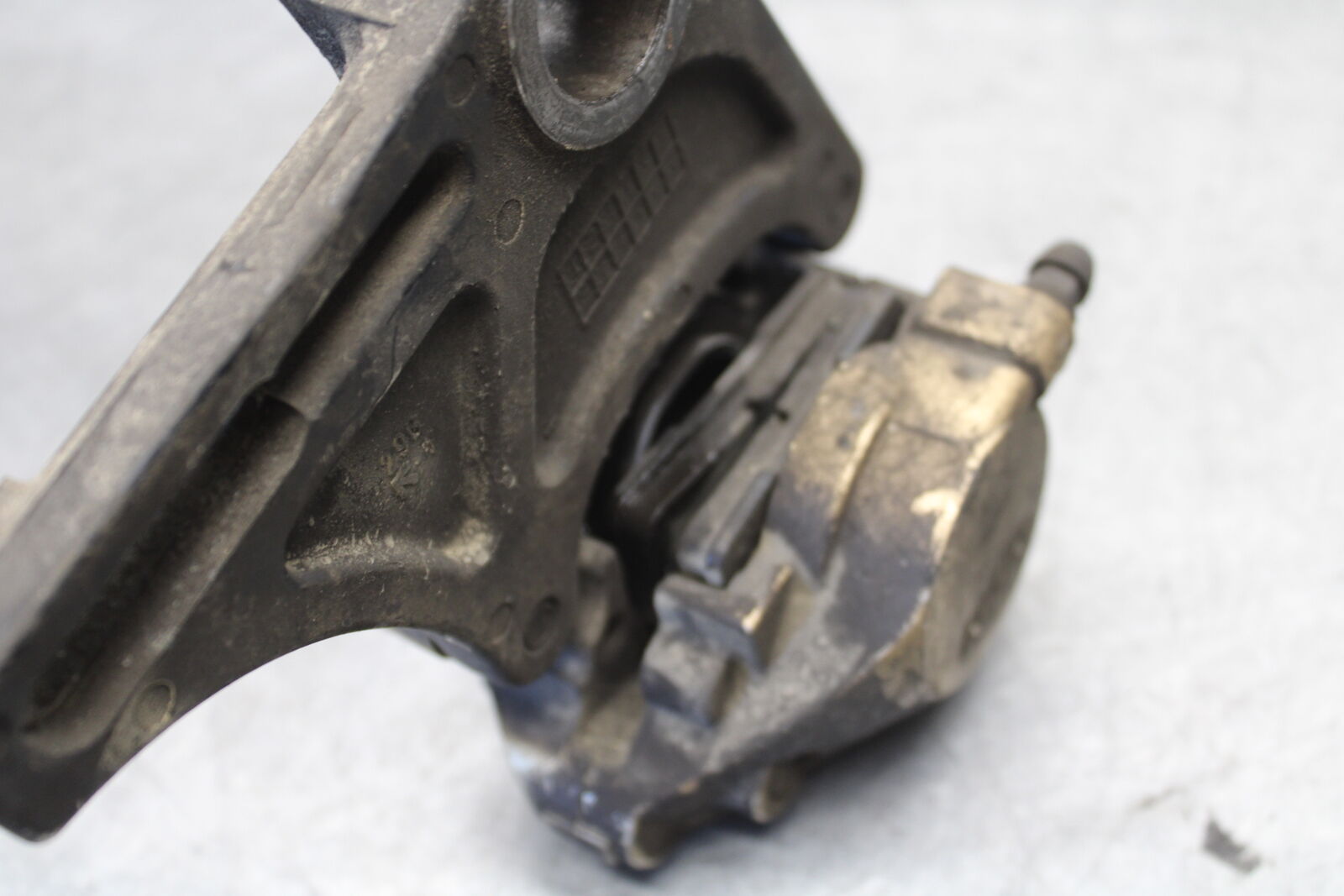 04-05 SUZUKI GSXR600 REAR BACK BRAKE CALIPER W MOUNT BRACKET BB658