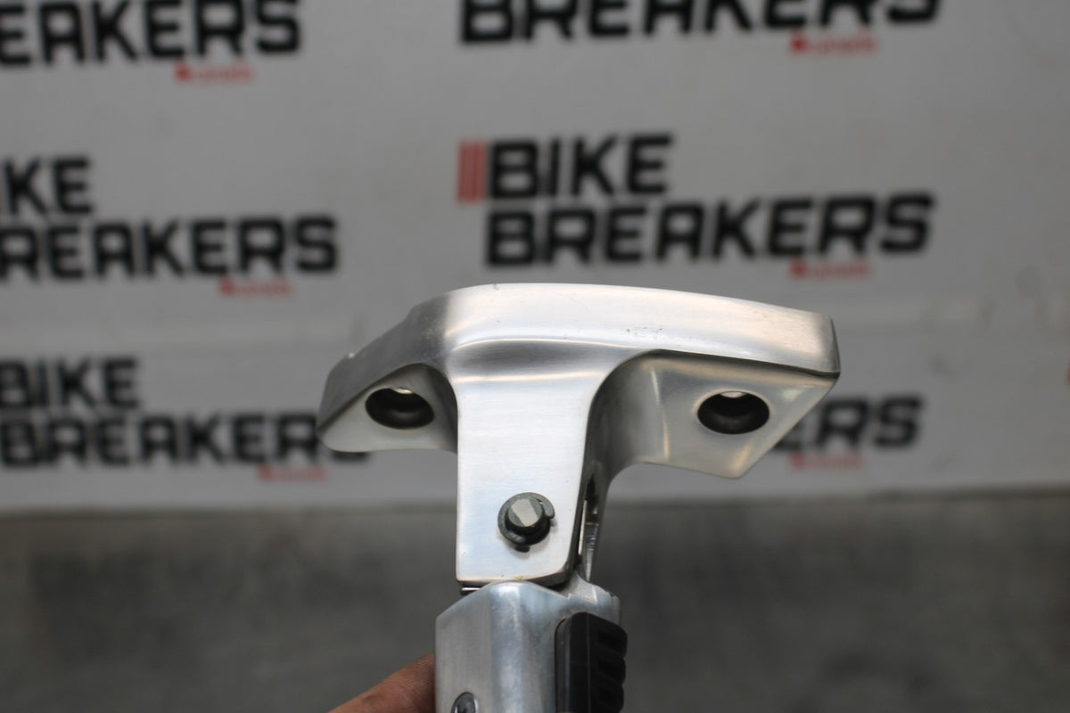 05-09 SUZUKI BOULEVARD C90 REAR PASSENGER FOOT STEP PEG SET PAIR BB918