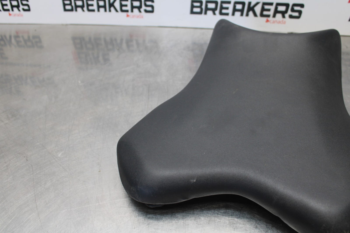 06-07 YAMAHA YZF R6 FRONT DRIVERS SEAT PAD SADDLE PILLION BB763