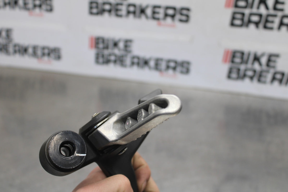 25 KAWASAKI Z900 RIGHT REAR BACK PASSENGER PEG BB928