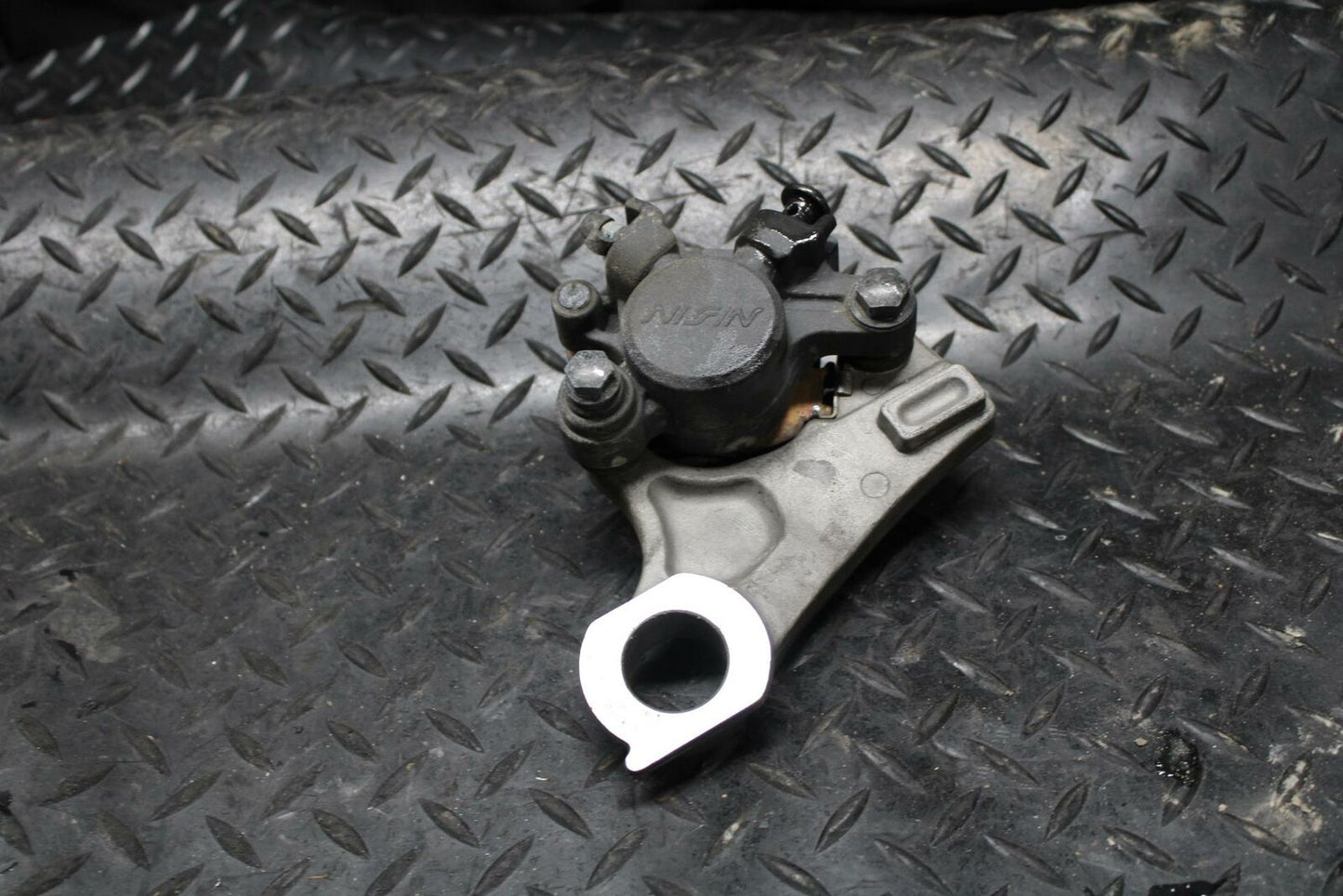 09-14 YAMAHA YZF R1 REAR BACK BRAKE CALIPER W MOUNT BRACKET BB192