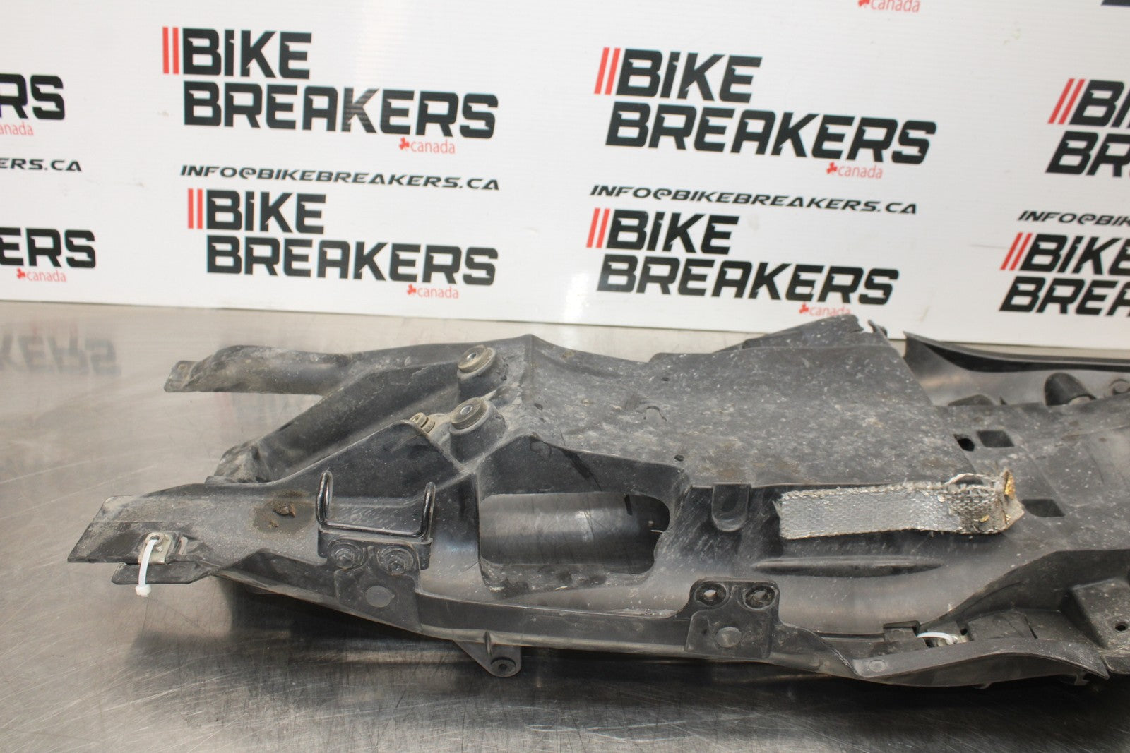 07-08 KAWASAKI NINJA ZX6R REAR BACK TAIL UNDERTAIL BATTERY TRAY PLASTIC BB203