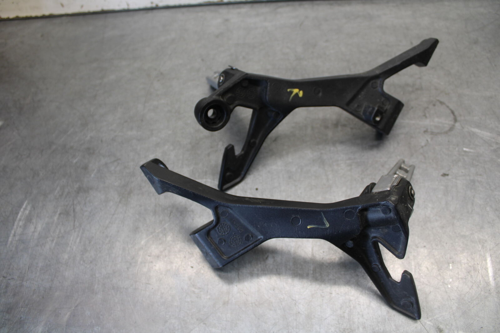 18-23 KAWASAKI NINJA 400 REAR BACK PASSENGER PEG SET PAIR BB679