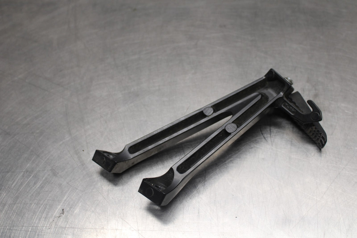 15-26 SUZUKI GSXR600 LEFT REAR BACK PASSENGER PEG BB888