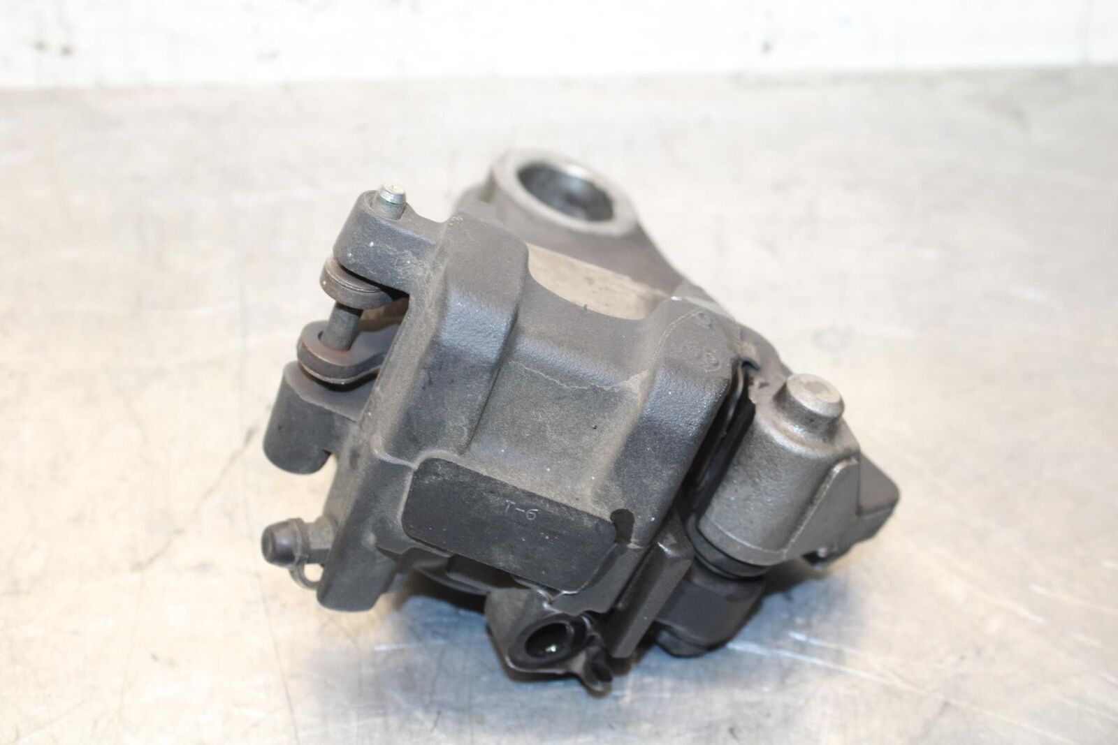 2007 Yamaha YZF R1 REAR BRAKE CALIPER W MOUNT BRACKET 5VY-2580W-12-00 BB575