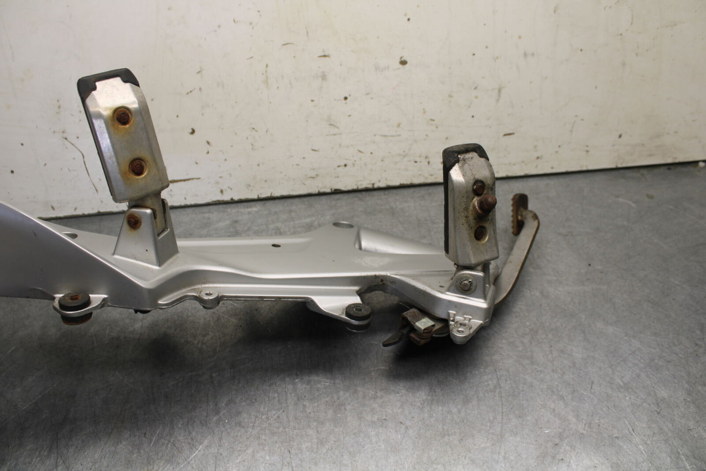 04-12 HONDA ST1300A RIGHT FRONT FOOT REST PEG STEP MOUNT BRACKET BB669